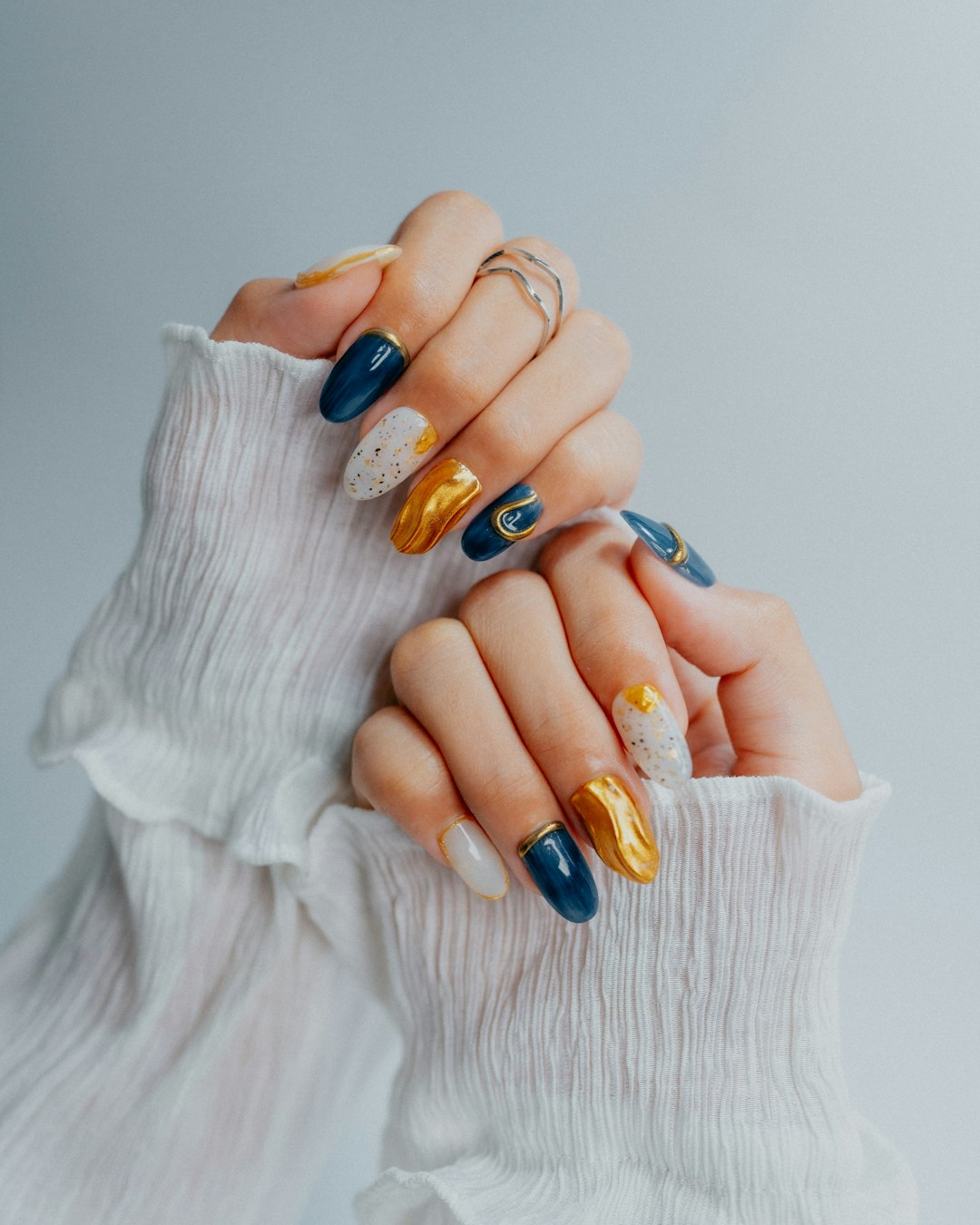 Gold-accent manicure inspiration for luxe fall vineyard nails