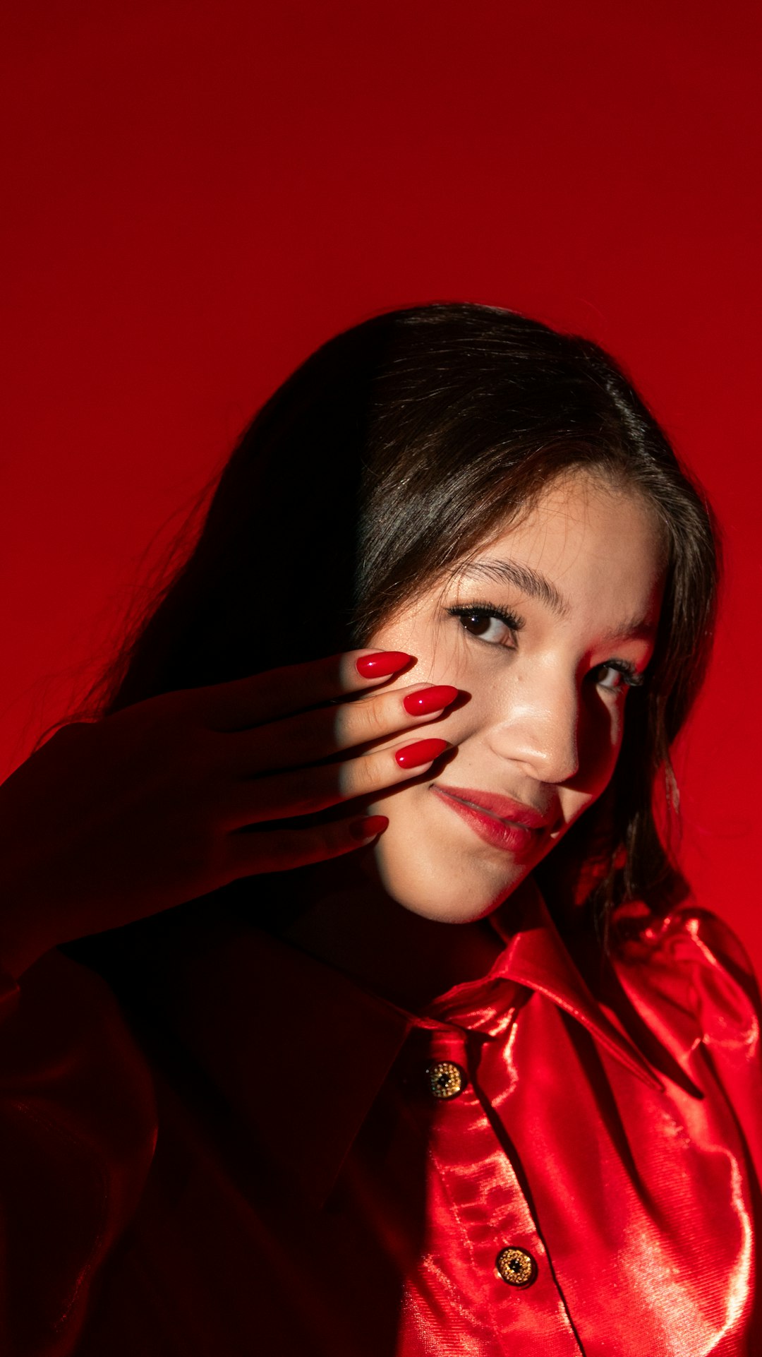 Deep red fall manicure inspiration for chic vineyard nails